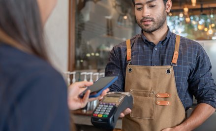 Już 64 proc. ankietowanych korzysta z mobilnej bankowości, a 39 proc. respondentów deklaruje, że w n