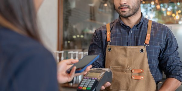 Karty płatnicze i mobilne płatności NFC – tak dziś płacą Polacy