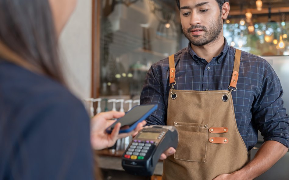 Już 64 proc. ankietowanych korzysta z mobilnej bankowości, a 39 proc. respondentów deklaruje, że w n
