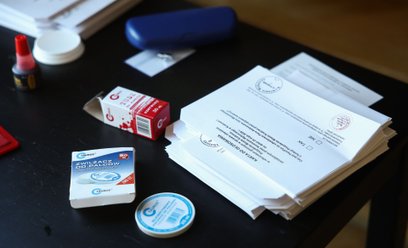 Karty do głosowania w referendum w sprawie odwołania Aleksandra Miszalskiego z urzędu prezydenta Kra
