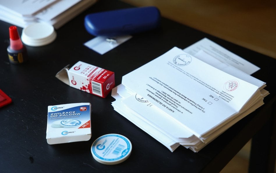 Karty do głosowania w referendum w sprawie odwołania Aleksandra Miszalskiego z urzędu prezydenta Kra