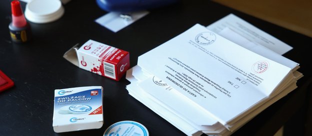 Karty do głosowania w referendum w sprawie odwołania Aleksandra Miszalskiego z urzędu prezydenta Kra