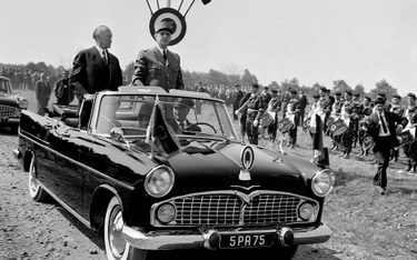 Symbol powojennego pojednania. Kanclerz Niemiec Konrad Adenauer i prezydent Francji Charles de Gaull