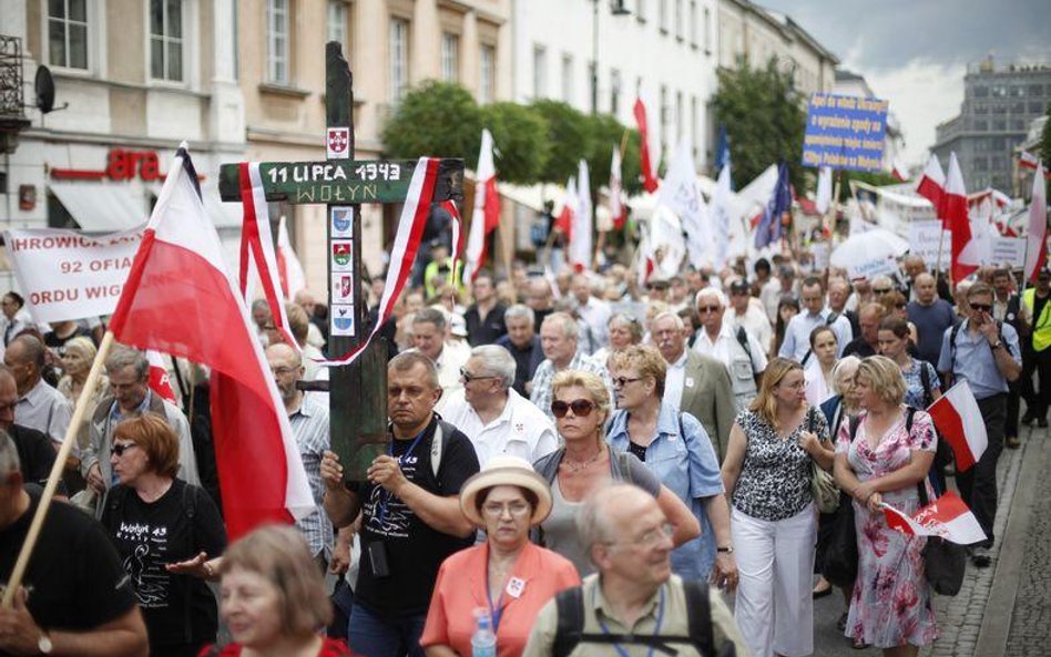 Organizacje kresowe znane są m.in. z podtrzymywania pamięci o zbrodni wołyńskiej (na zdjęciu ich dem