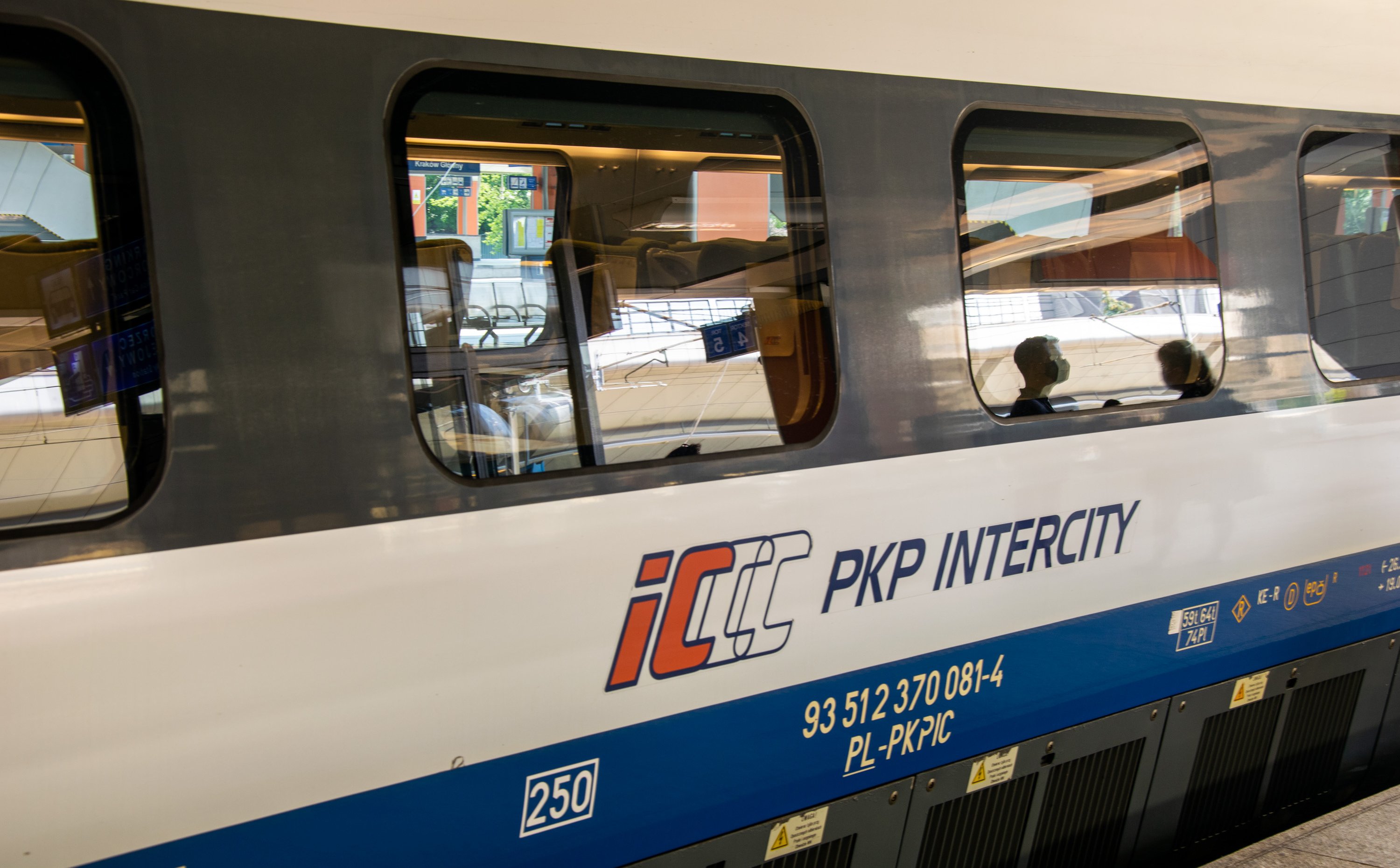 Kolej traci ładunki, ale zyskuje pasażerów. Padły kolejne rekordy frekwencji