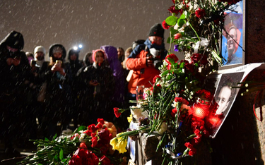 Mieszkańcy Petersburga składają kwiaty ku czci Aleksieja Nawalnego pod pomnikiem ofiar politycznych 
