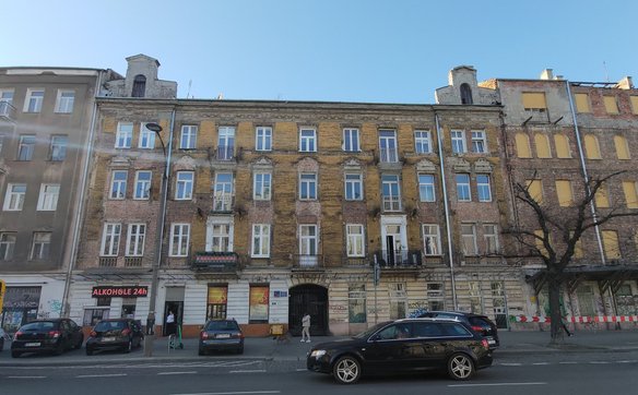 Elewacja jednego z budynków mieszkalnych przy ulicy Wileńskiej