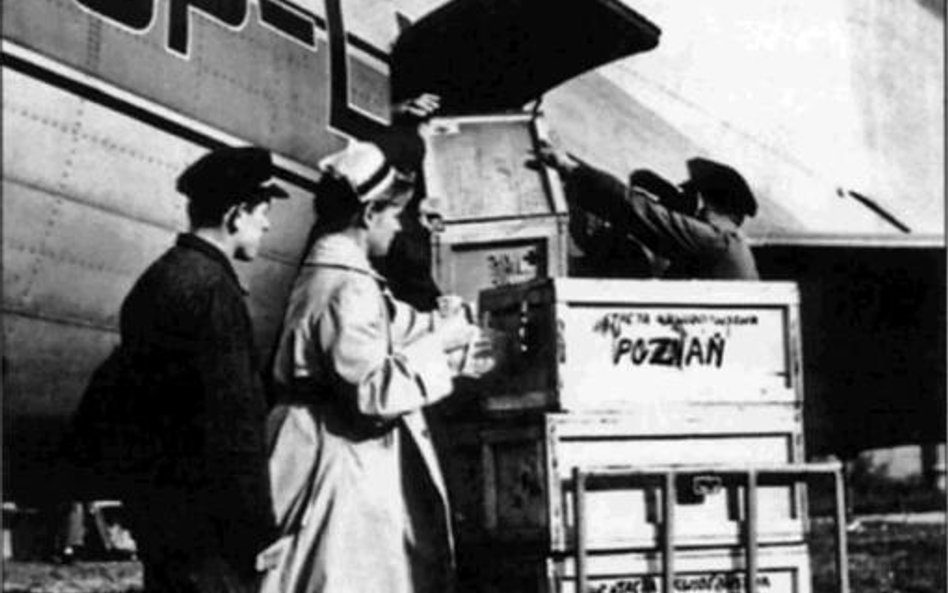 Załadunek transportu krwi dla Węgrów. Październik 1956 r.