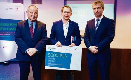Nagrodę z rąk prof. Alojzego Nowaka i wiceprezesa KDPW Pawła Góreckiego odebrał przedstawiciel zespo