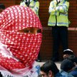 Słuchacz radykalnego imama Aby Hamzy przed meczetem w Finsbury Park. Londyn, rok 2004