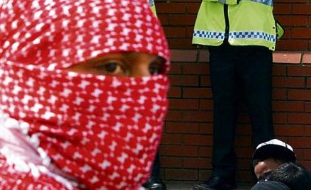 Słuchacz radykalnego imama Aby Hamzy przed meczetem w Finsbury Park. Londyn, rok 2004