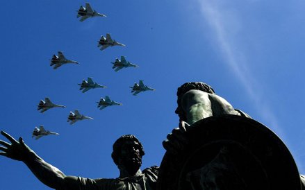 Wielozadaniowe bombowce Su-34, bojowe Su-30 i myśliwce Su-35