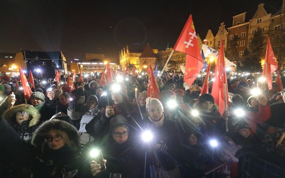 Ostatnie światełko dla Pawła Adamowicza