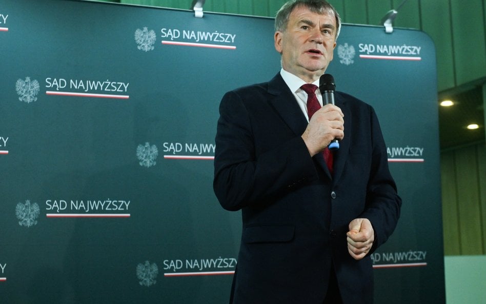 Nowy prezes Zbigniew Kapiński podczas konferencji prasowej w holu głównym Sądu Najwyższego