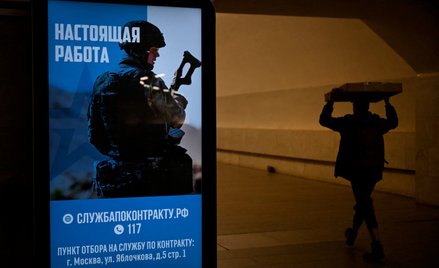 Ekran reklamowy zachęcający do zawodowej służby wojskowej w Moskwie. Mimo ogromnych wysiłków akcja w