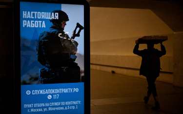 Ekran reklamowy zachęcający do zawodowej służby wojskowej w Moskwie. Mimo ogromnych wysiłków akcja w