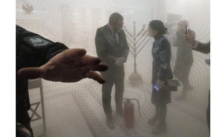 Dla Grzegorza Brauna nie ma przypadków, są tylko znaki. Na zdjęciu polityk tuż po zgaszeniu w Sejmie