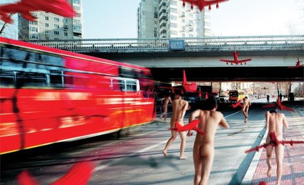 ©CHI Peng Chi Peng, Sprinting Forward, 2004; źródło www.europalia.be