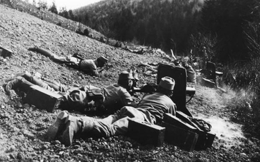 Żołnierze 100. Cieszyńskiego Pułku Piechoty podczas ataku na wzgórze Pustki. Zdobycie tego silnie um