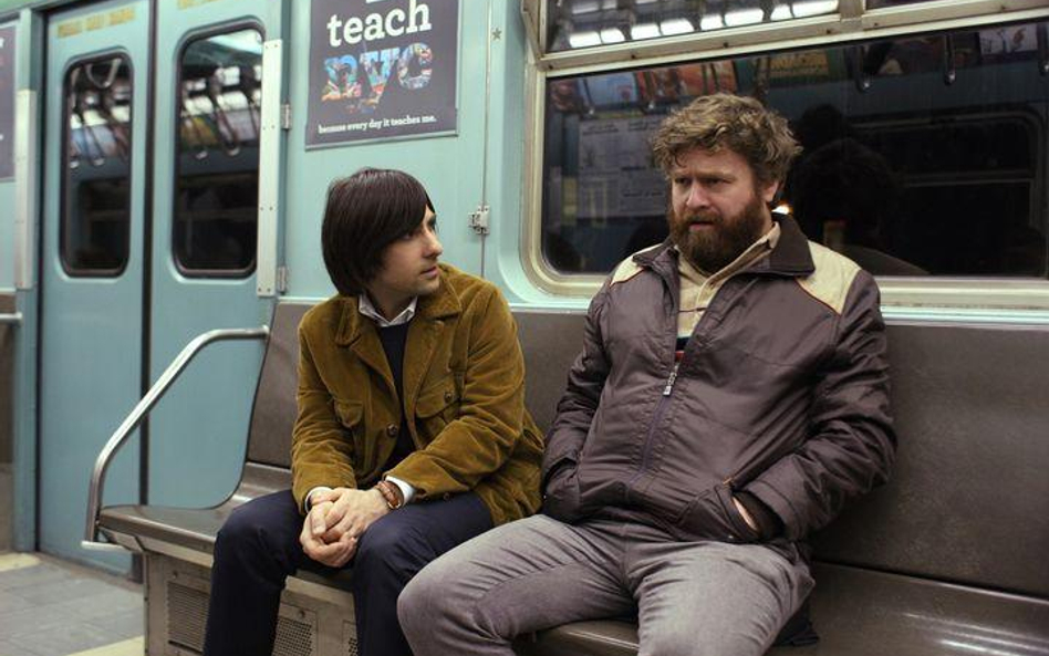 Serial "Zabij mnie śmiechem". Na zdjęciu Jason Schwartzman i Zach Galifianakis