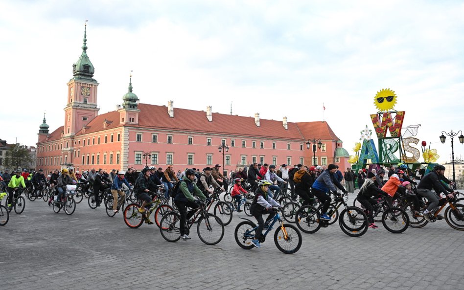 Rowerowa Masa Krytyczna na Placu Zamkowym w Warszawie