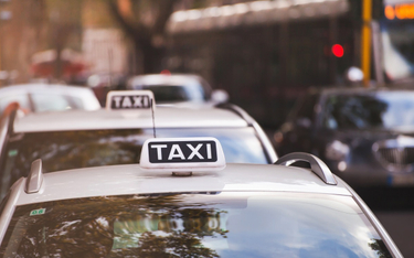 Taksówkarze chcą lepiej zarabiać. Będzie strajk w Warszawie (WIDEO)