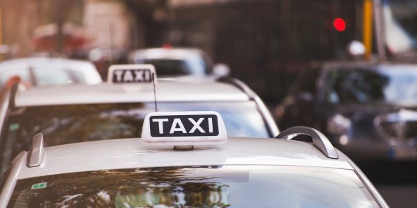 Droższe paliwo topi taksówkarzy w długach po likwidacji programu rządowego