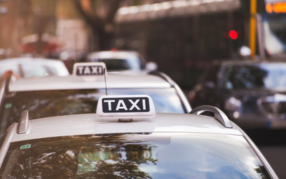 Konsolidacja taksówek przyspiesza. W siłę rosną aplikacje przewozowe