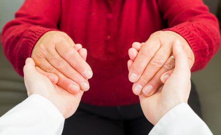 Niepełnosprawna opiekowała się chorą matką. Nie odda świadczenia pielęgnacyjnego