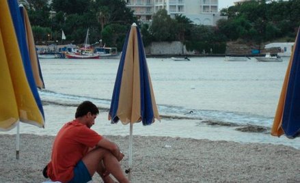 Dłuższy urlop latem pozbawia niekiedy zasiłku