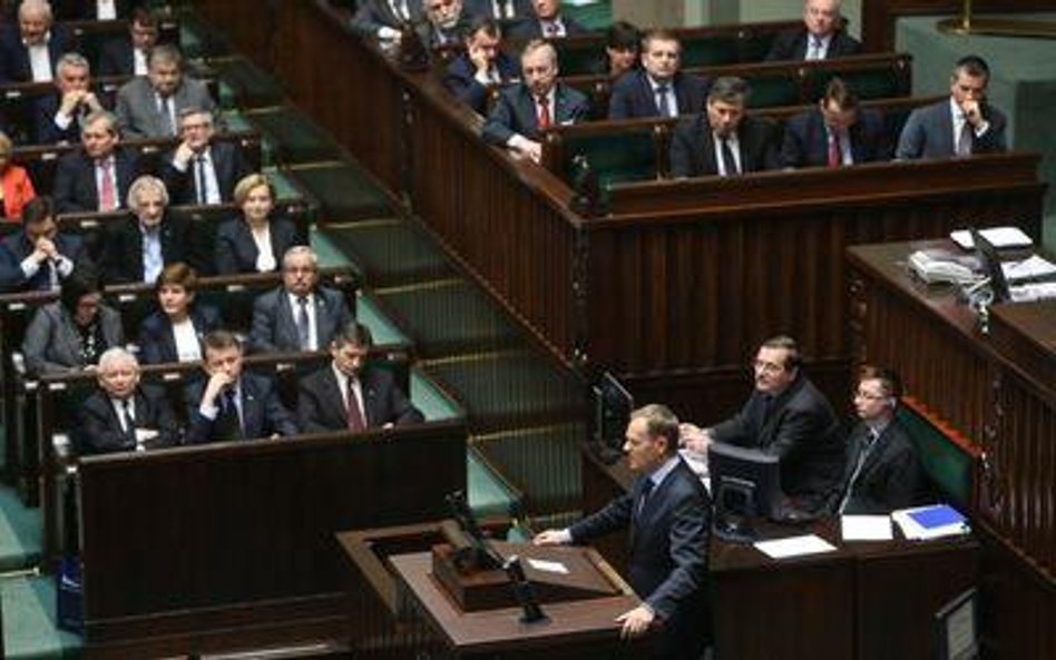 Premier Donald Tusk przemawia podczas debaty przed głosowaniem nad wnioskiem PiS o wotum nieufności 