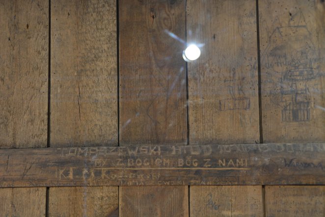 Fragment zachowanych drzwi do celi w sowiecko-ubeckiej katowni przy Strzeleckiej 8