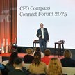 Konferencja CFO Compass Connect Forum 2025. Na scenie Marcin Makusak, partner PwC Polska, lider inic