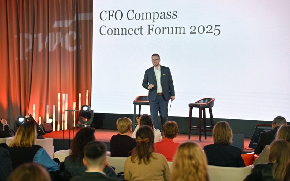 Konferencja CFO Compass Connect Forum 2025. Na scenie Marcin Makusak, partner PwC Polska, lider inic