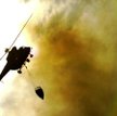 Hiszpania, Vilar de Barrio. Helikopter gaszący pożar lasu