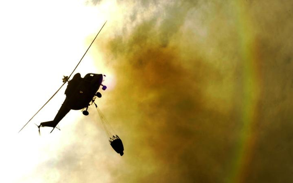 Hiszpania, Vilar de Barrio. Helikopter gaszący pożar lasu