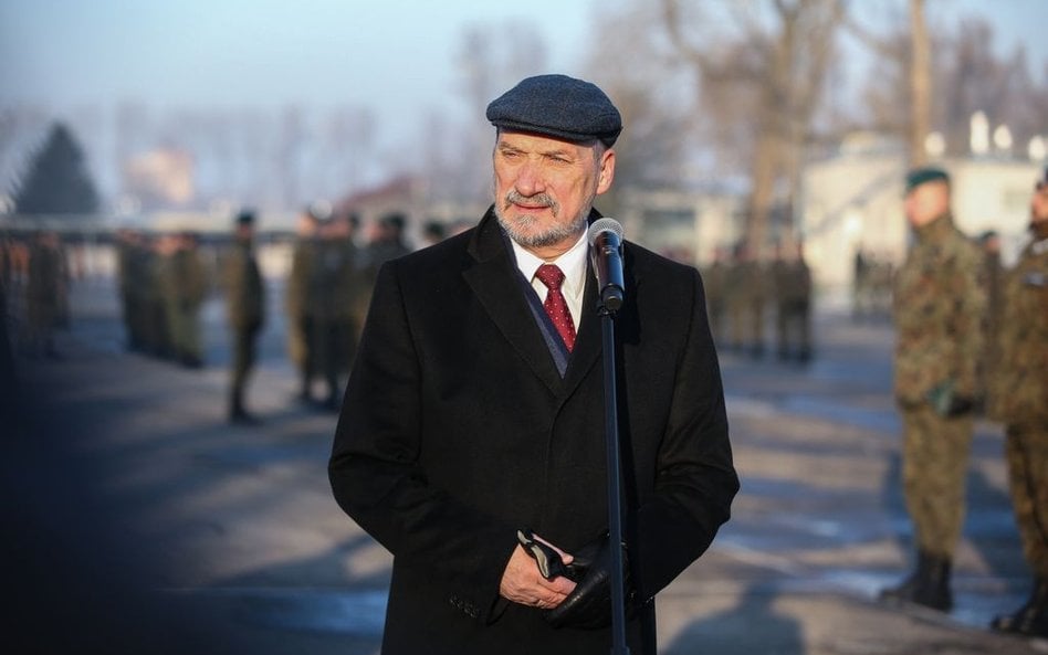 Prokuratura w trybie pilnym wzywa na przesłuchania ws. wypadku szefa MON