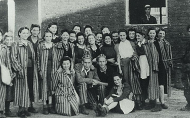 Żydzi z obozu Gęsiówka wyzwoleni przez batalion AK „Zośka” podczas Powstania Warszawskiego