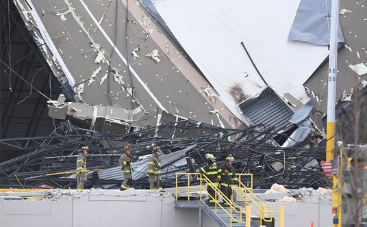 Zawalony dach magazynu Amazona