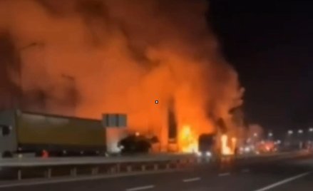 Kadr z nagrania, mającego przedstawiać pożar po uderzeniu drona
