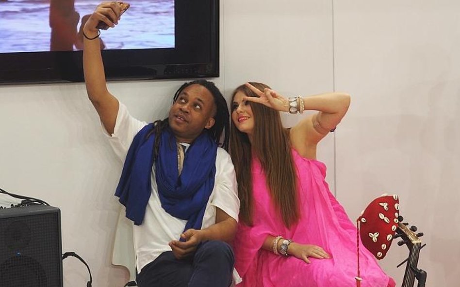 Chwila odprężenia artystów z Maroka