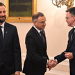 Prezydent RP Andrzej Duda (C), przewodniczący Polski 2050 Szymon Hołownia (P) i prezes PSL Władysław