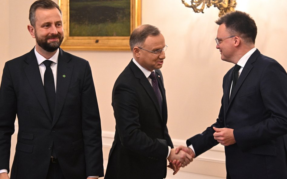 Prezydent RP Andrzej Duda (C), przewodniczący Polski 2050 Szymon Hołownia (P) i prezes PSL Władysław