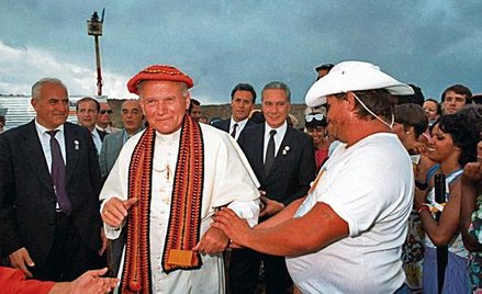 Jan Paweł II w czasie pielgrzymki do Oceanii w 1986 roku