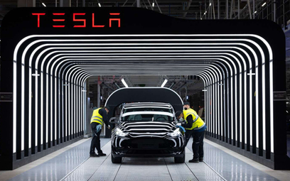 Ile płaci Elon Musk pracownikom w niemieckiej fabryce Tesli?
