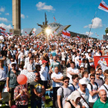 Pod obeliskiem „Mińsk – miasto-bohater” w niedzielę zebrało się ponad 200 tys. osób
