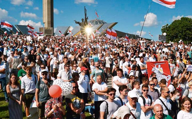 Pod obeliskiem „Mińsk – miasto-bohater” w niedzielę zebrało się ponad 200 tys. osób