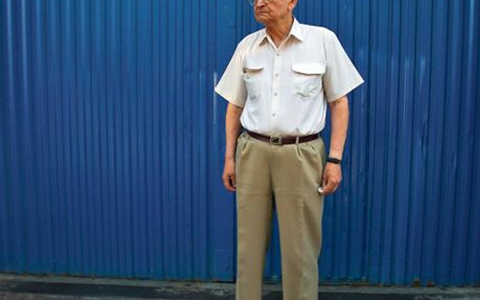 Leszek Moczulski w 2010 r. przed gmachem aresztu na Rakowieckiej