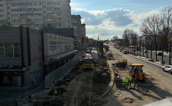 W pawilonie handlowym działają m.in. butik odzieżowy, punkt garmażeryjny i sklep spożywczy