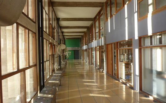 Wewnętrzy pasaż handlowy w budynku w Marsylii.